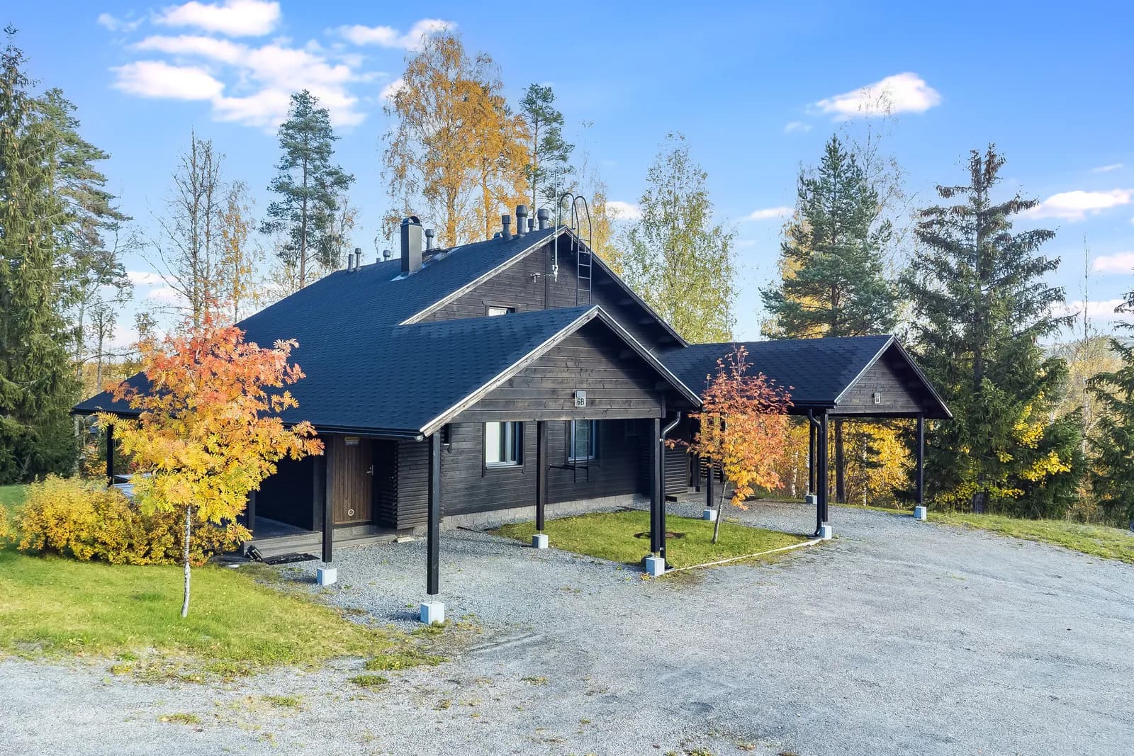 Golfarinkunnas 6A — dark-timber townhouse in autumn