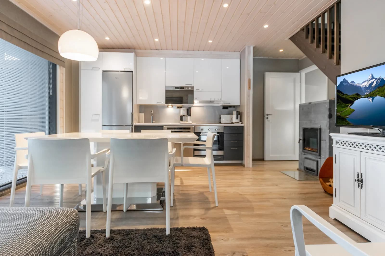 Kitchen and dining table at Golfarinkunnas 6B