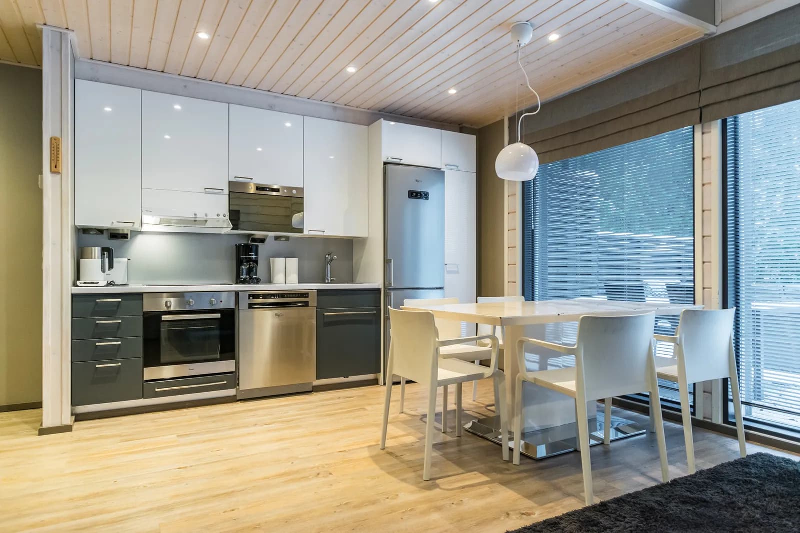 Kitchen and dining table at Golfarinkunnas 6A