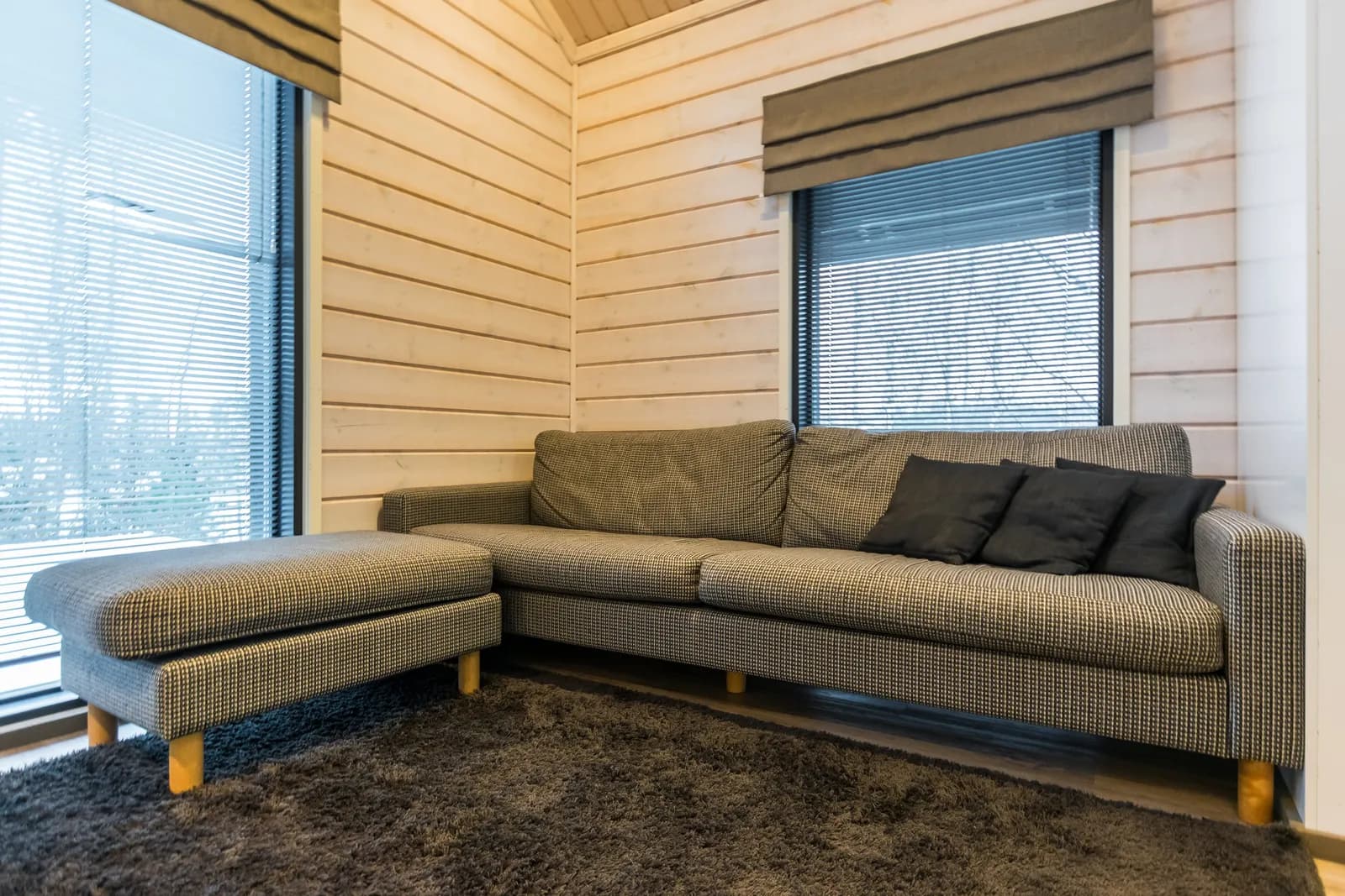 Living room with a corner sofa at Golfarinkunnas 6A