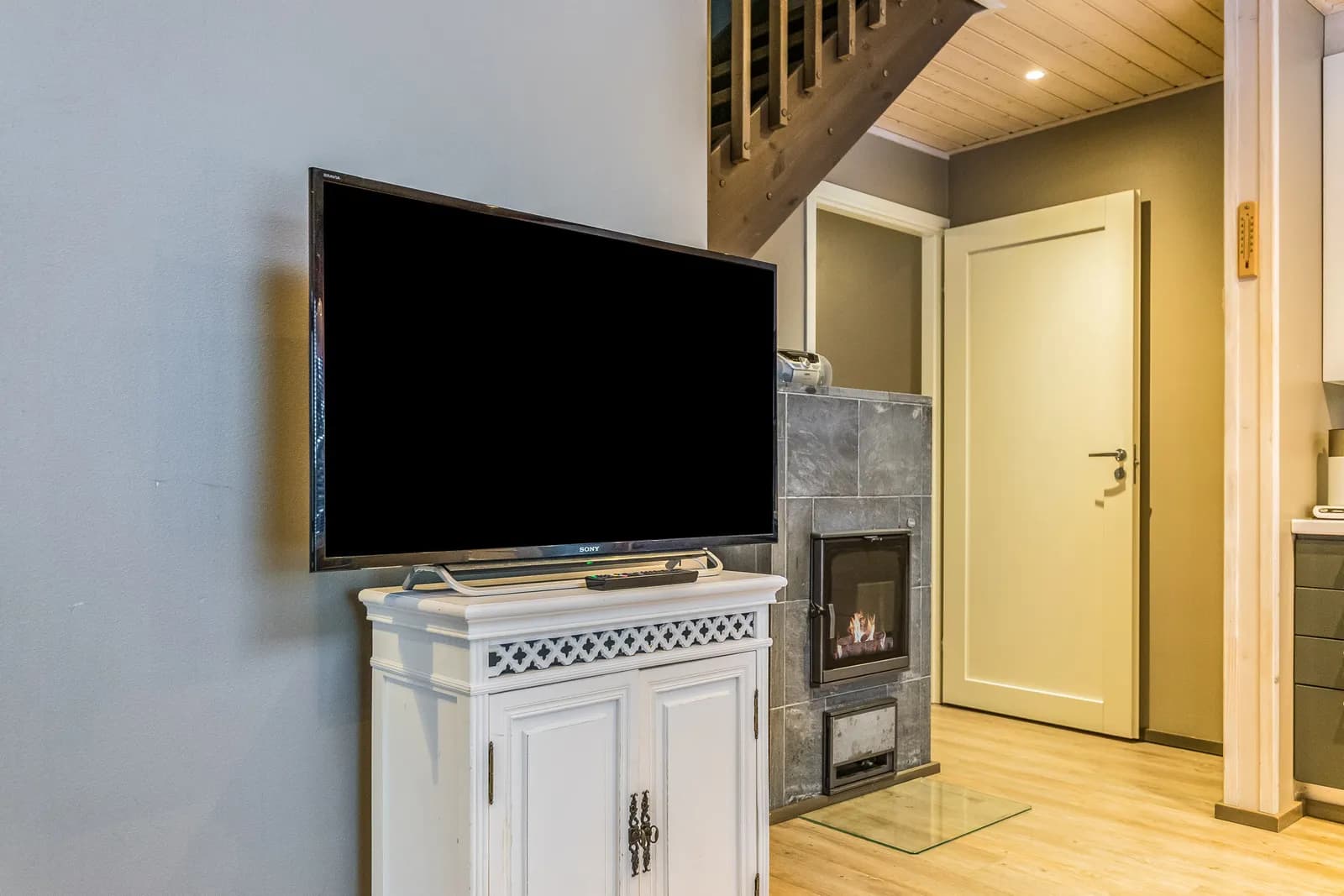 Fireplace and TV at Golfarinkunnas 6A