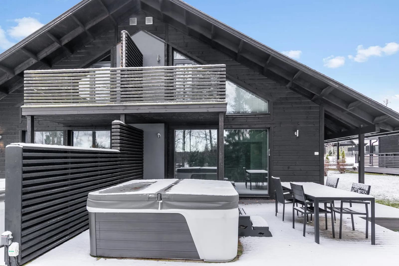 Outdoor hot tub on the terrace at Golfarinkunnas 6B