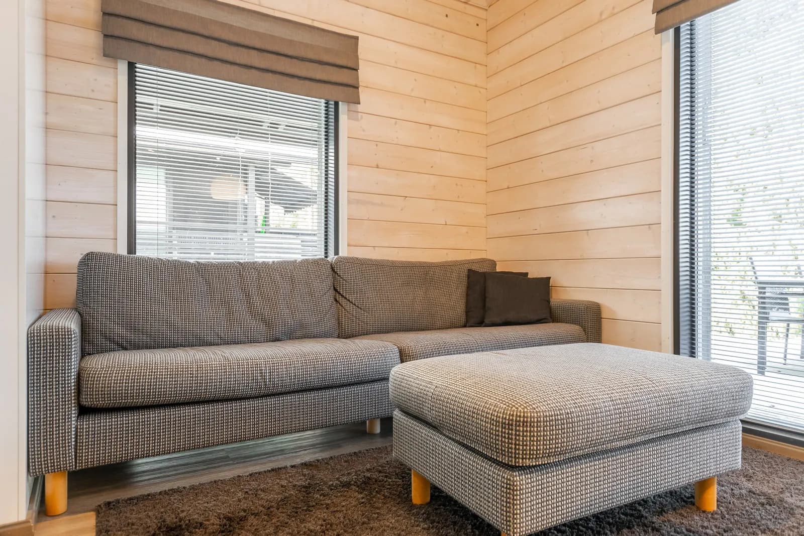 Sofa and ottoman by the window at Golfarinkunnas 6B