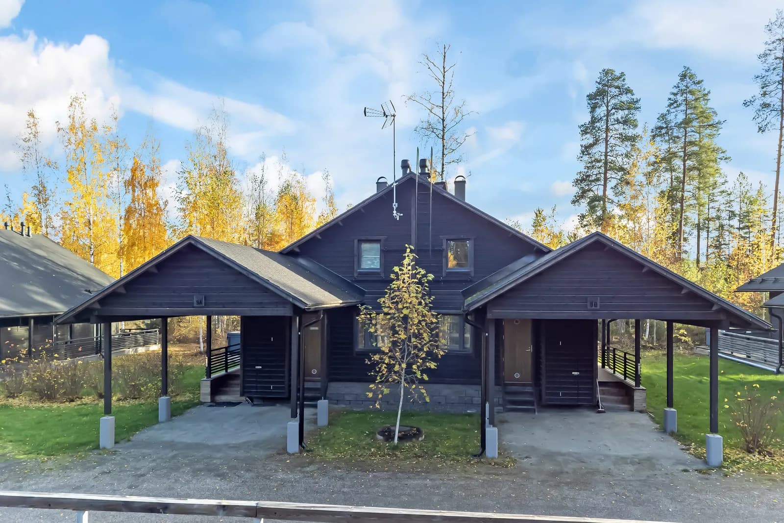 Golfarinkunnas 9A — townhouse with a carport in autumn