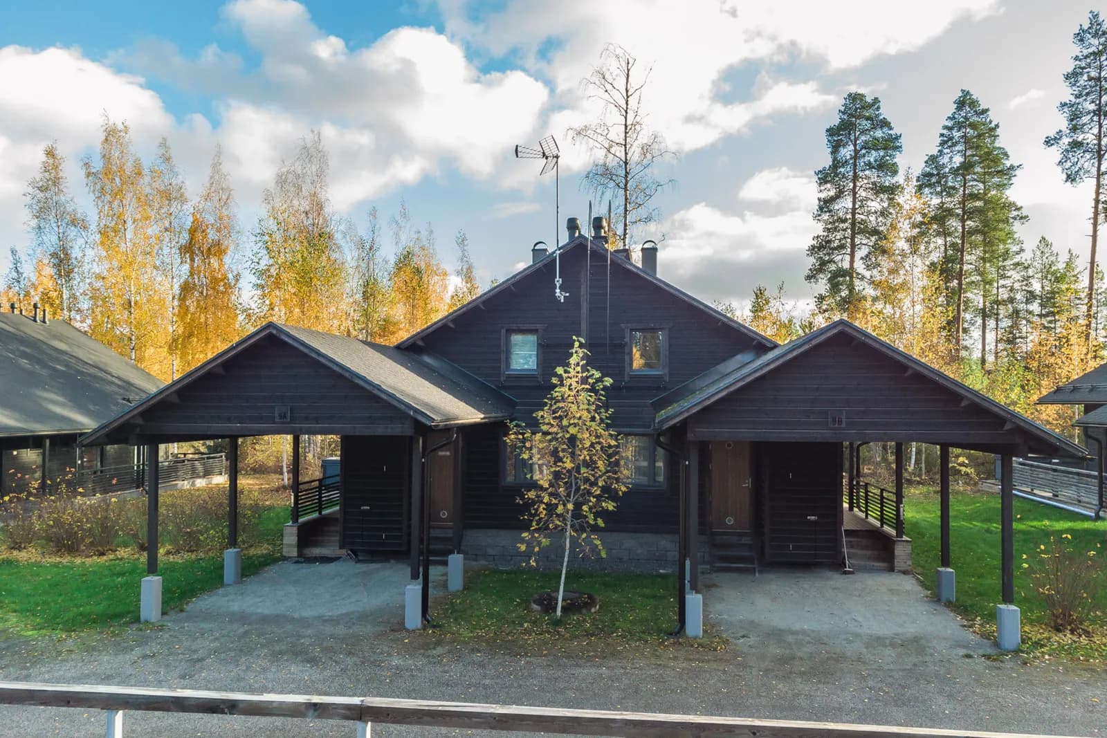 Golfarinkunnas 9B — townhouse with a carport in autumn
