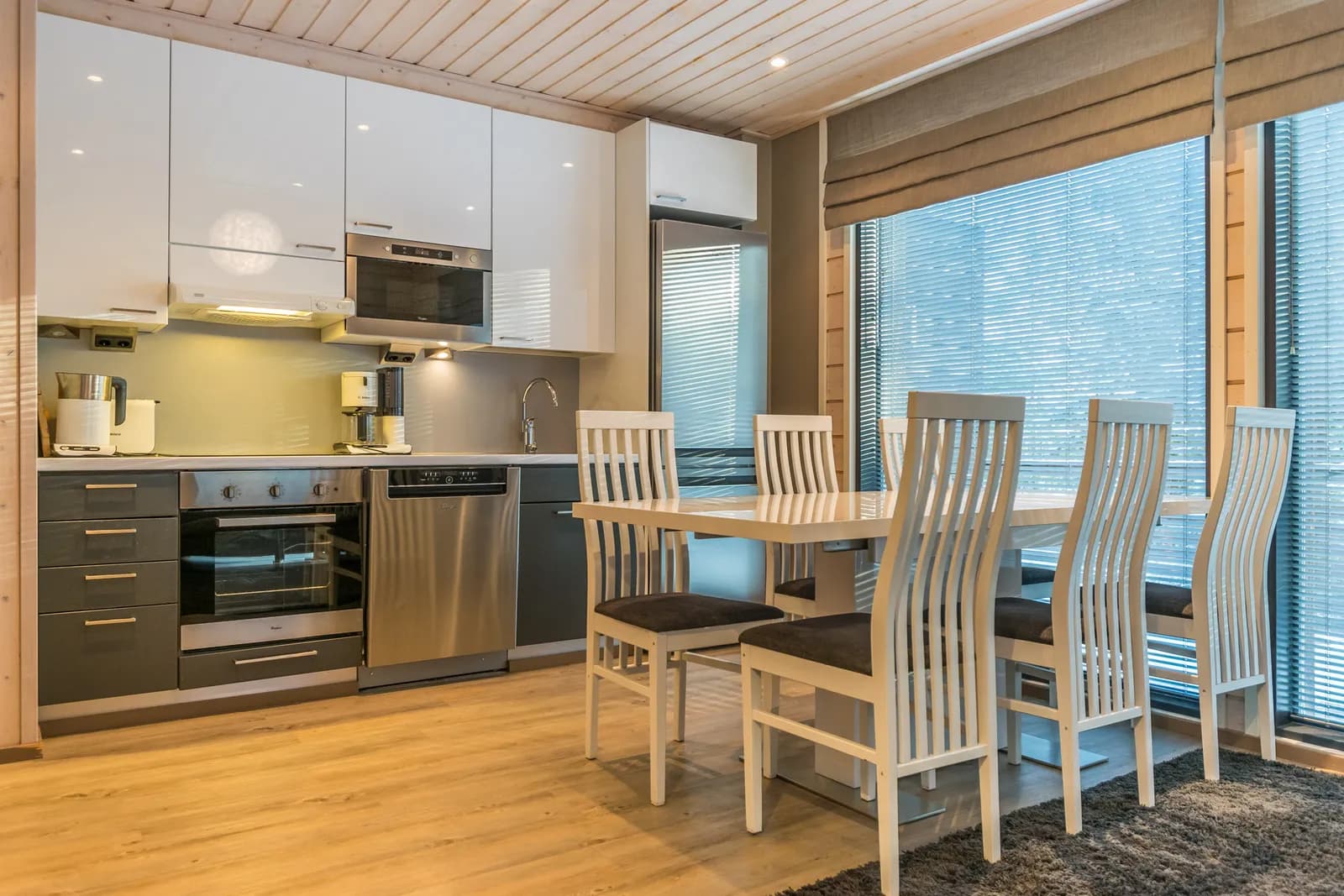 Kitchen and dining table at Golfarinkunnas 9B