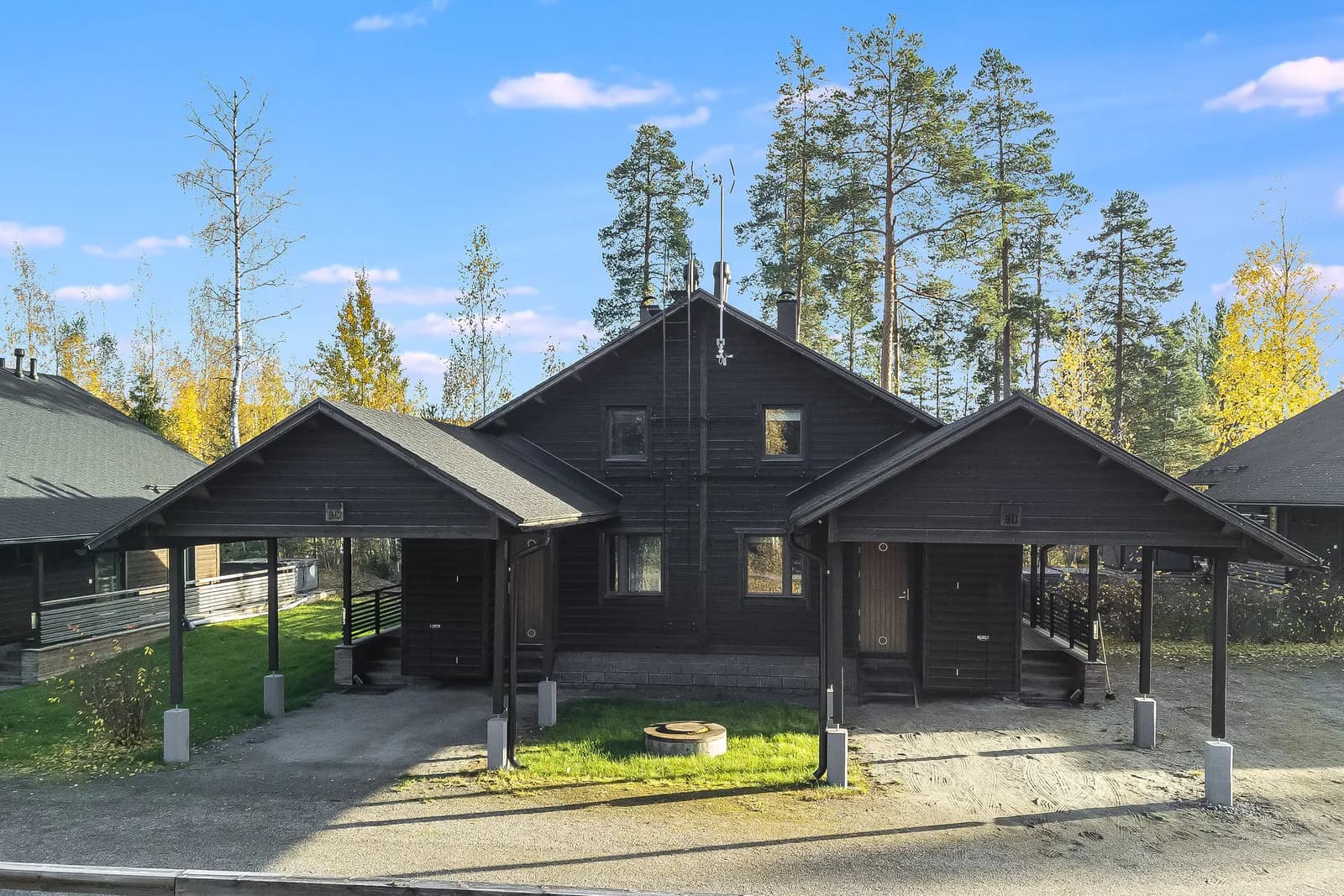 Golfarinkunnas 9C — townhouse with a carport in autumn