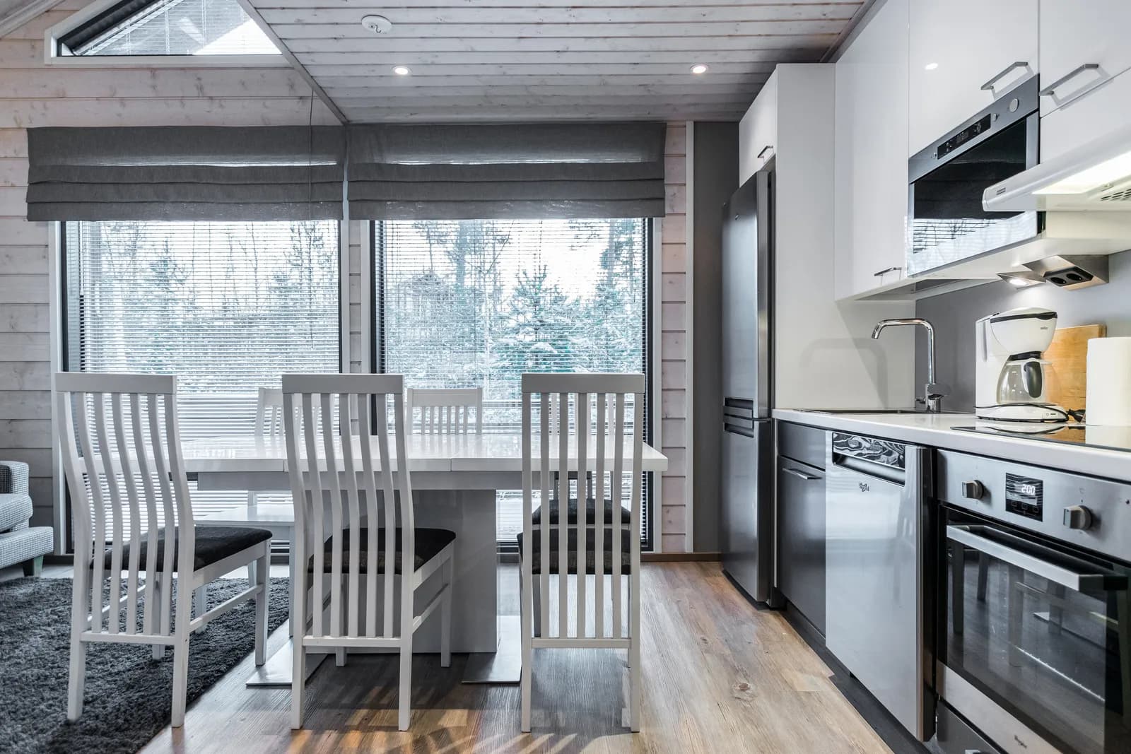 Kitchen and dining table at Golfarinkunnas 9C