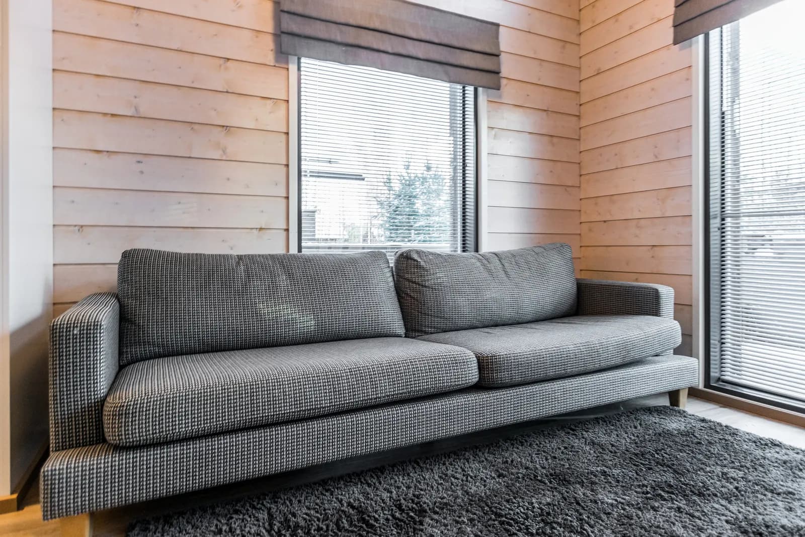 Sofa by the window at Golfarinkunnas 9C