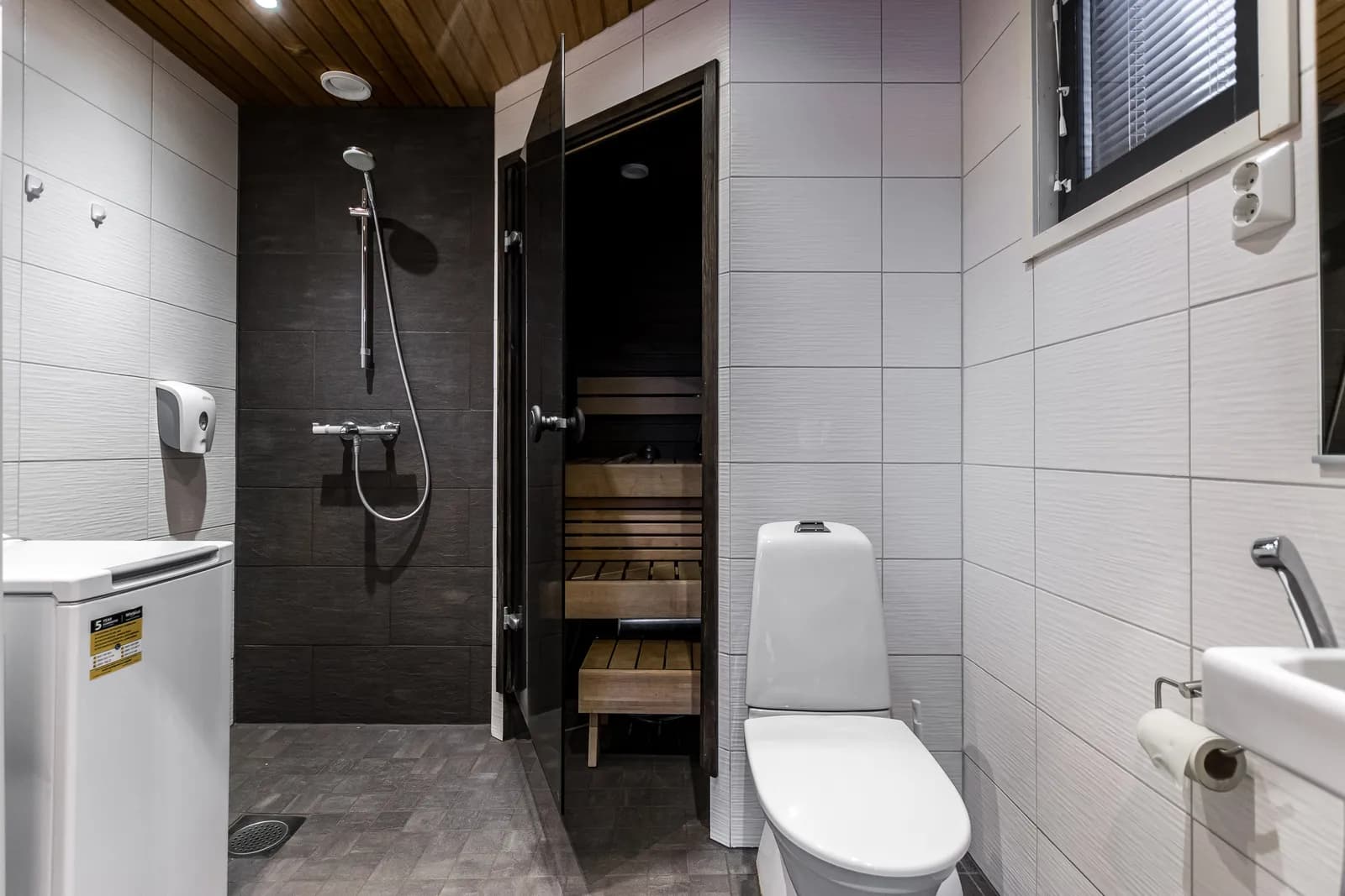 Shower room beside the sauna at Golfarinkunnas 9C