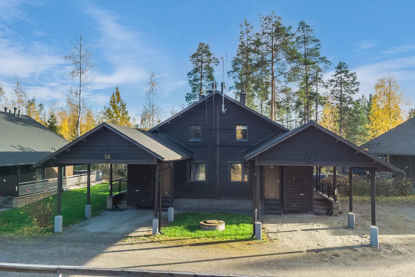 Golfarinkunnas 9D — townhouse with a carport in autumn