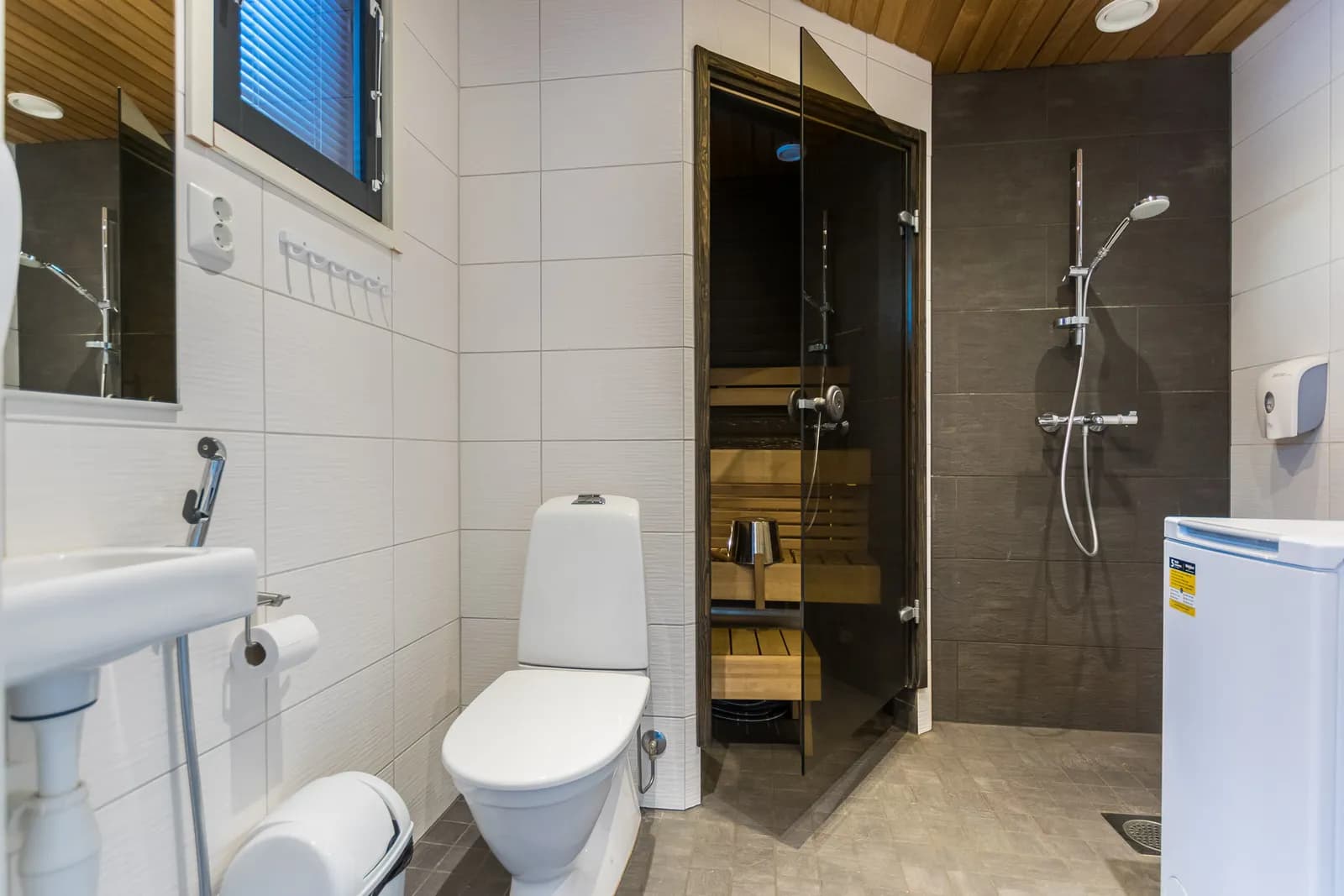 Shower room beside the sauna at Golfarinkunnas 9D