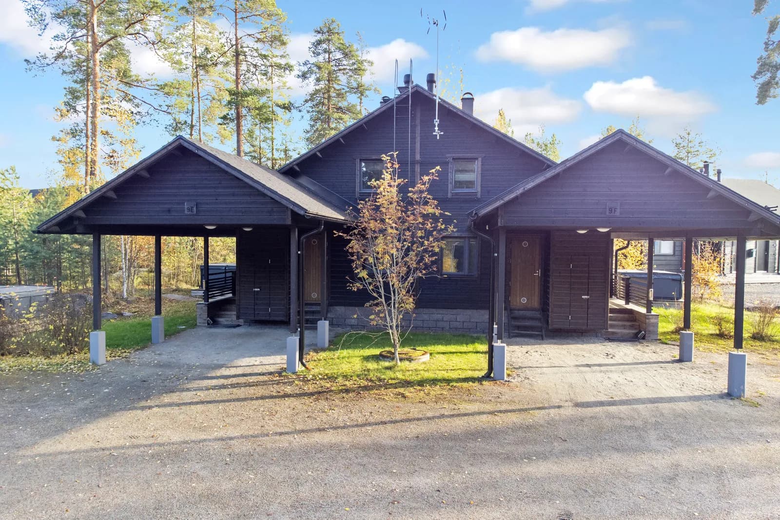 Golfarinkunnas 9E — townhouse with a carport in autumn