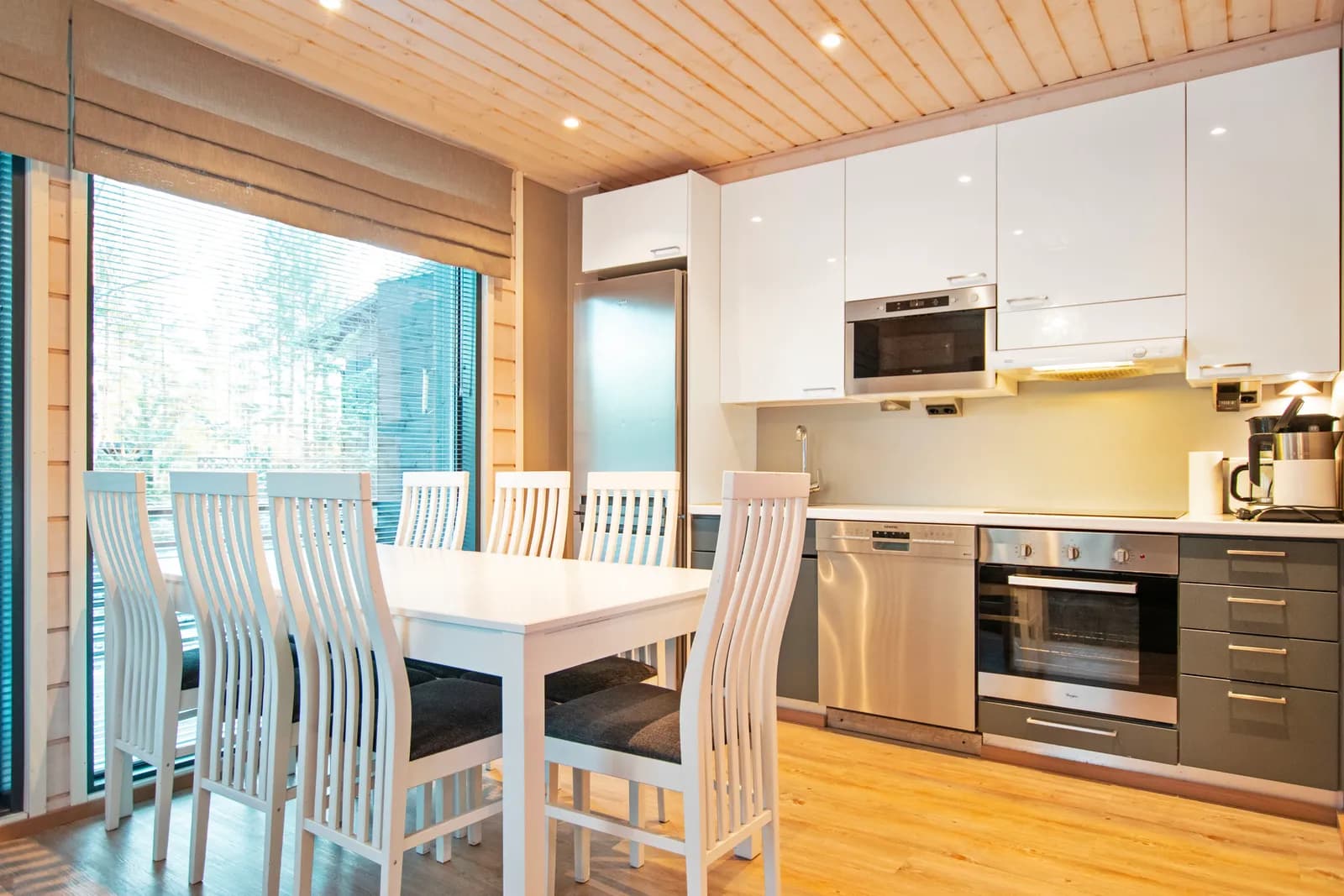 Kitchen and dining table at Golfarinkunnas 9E
