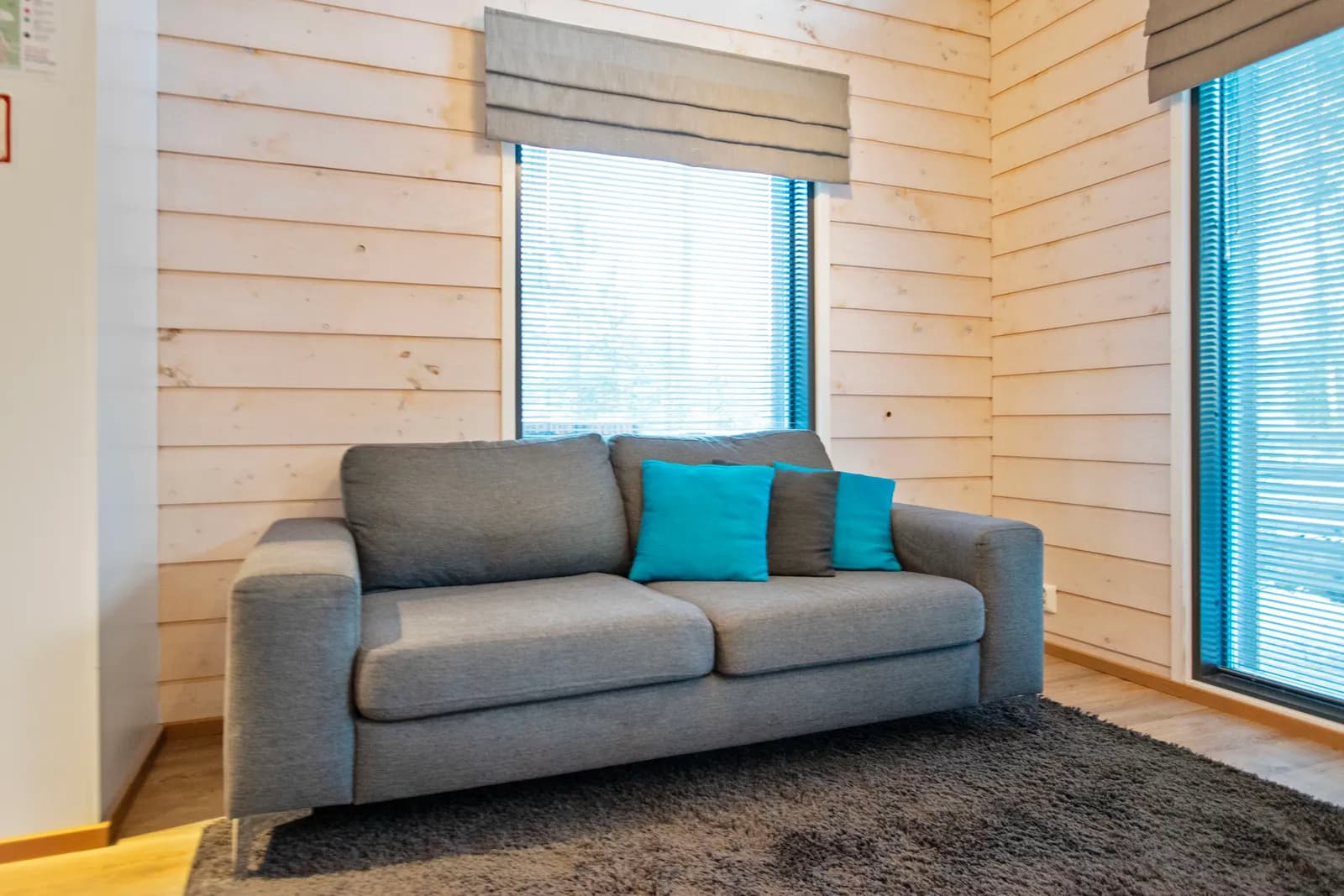 Sofa by the window at Golfarinkunnas 9E