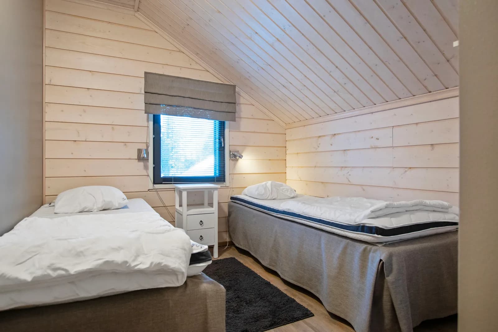 Upstairs twin bedroom at Golfarinkunnas 9E