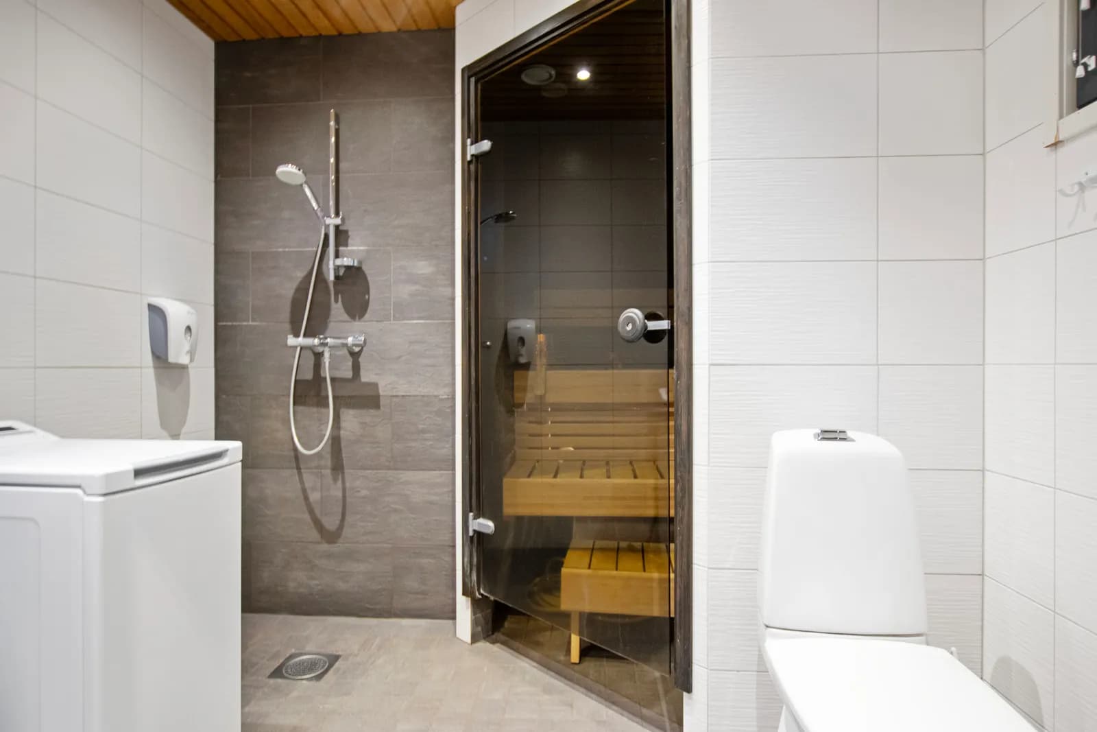 Shower room beside the sauna at Golfarinkunnas 9E