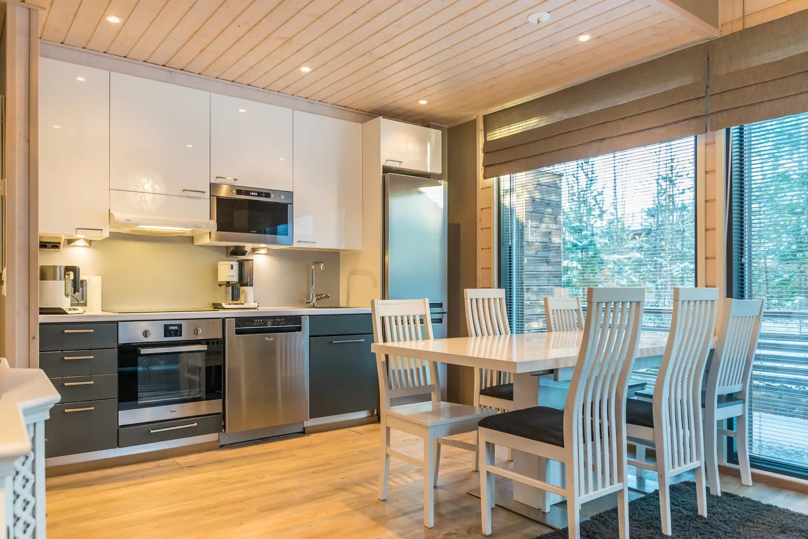 Kitchen and dining table at Golfarinkunnas 9F